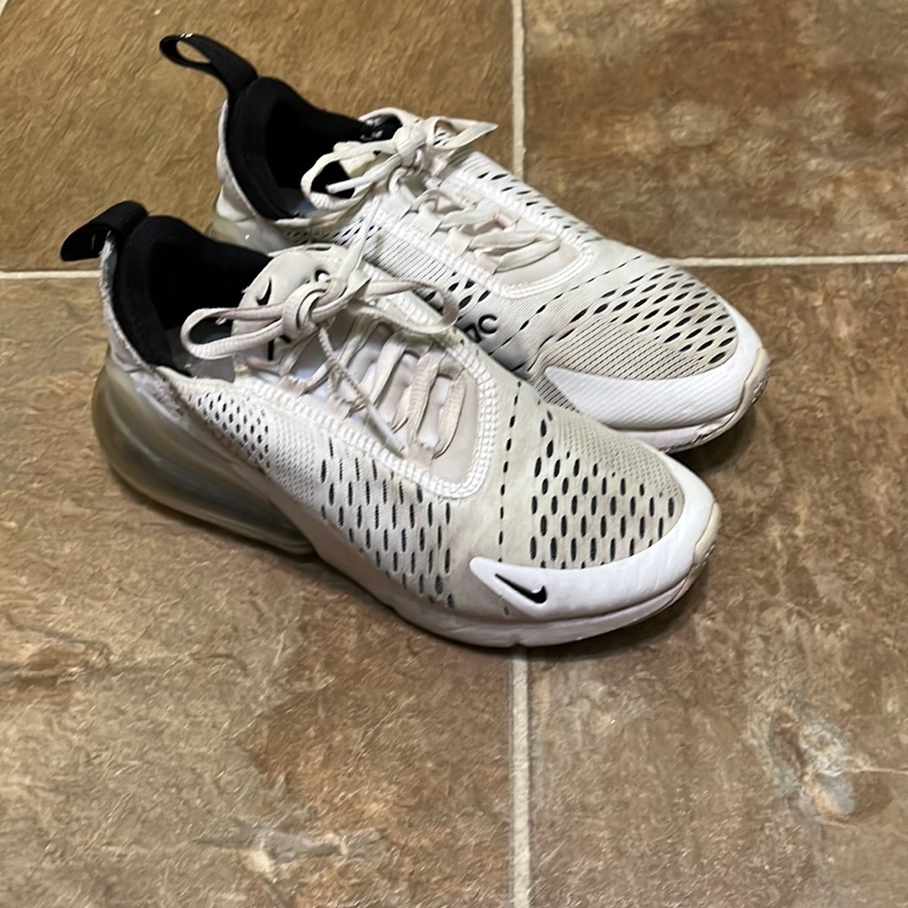 NIKE 270